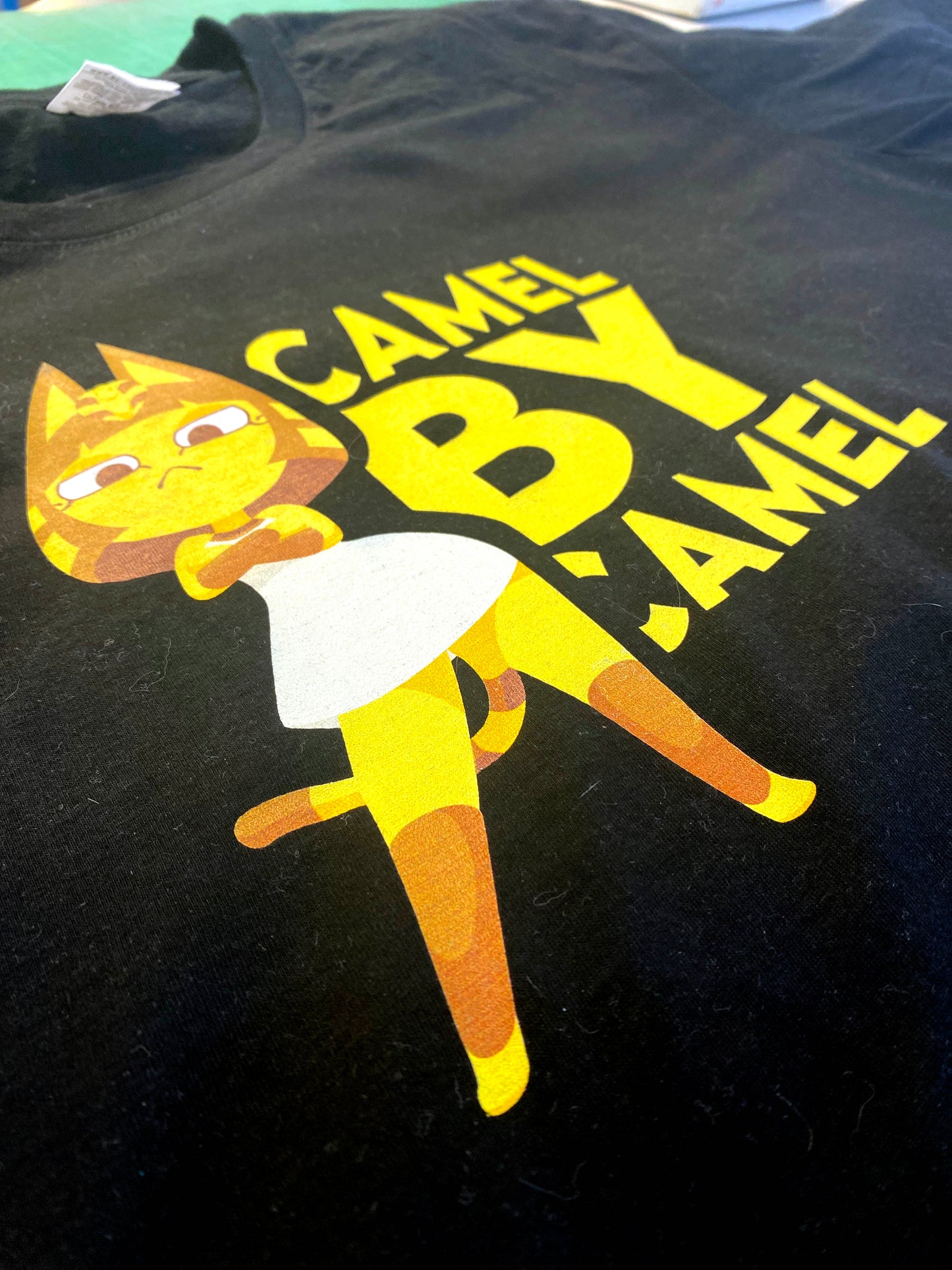 T-shirt noir Ankha Camel by Camel